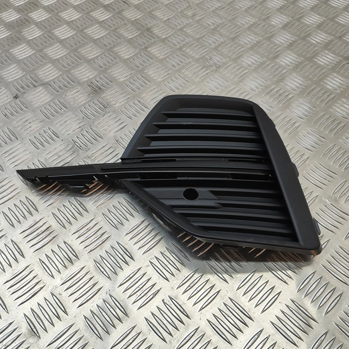 VOLVO XC60 II 246 2022 Front Left Grill 32234946