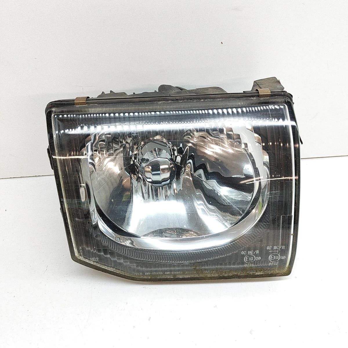 MITSUBISHI PAJERO MK2 V20 Front Right Headlight MR391880 LHD 1998 25252301