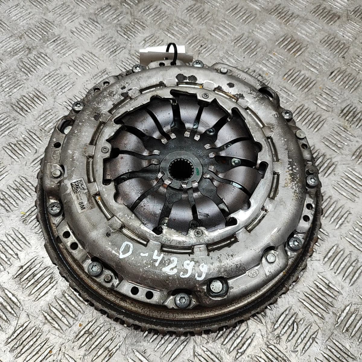 NISSAN QASHQAI J11 Flywheel Clutch Kit 302059210R 1.2 Petrol 85kw 2015 25407684
