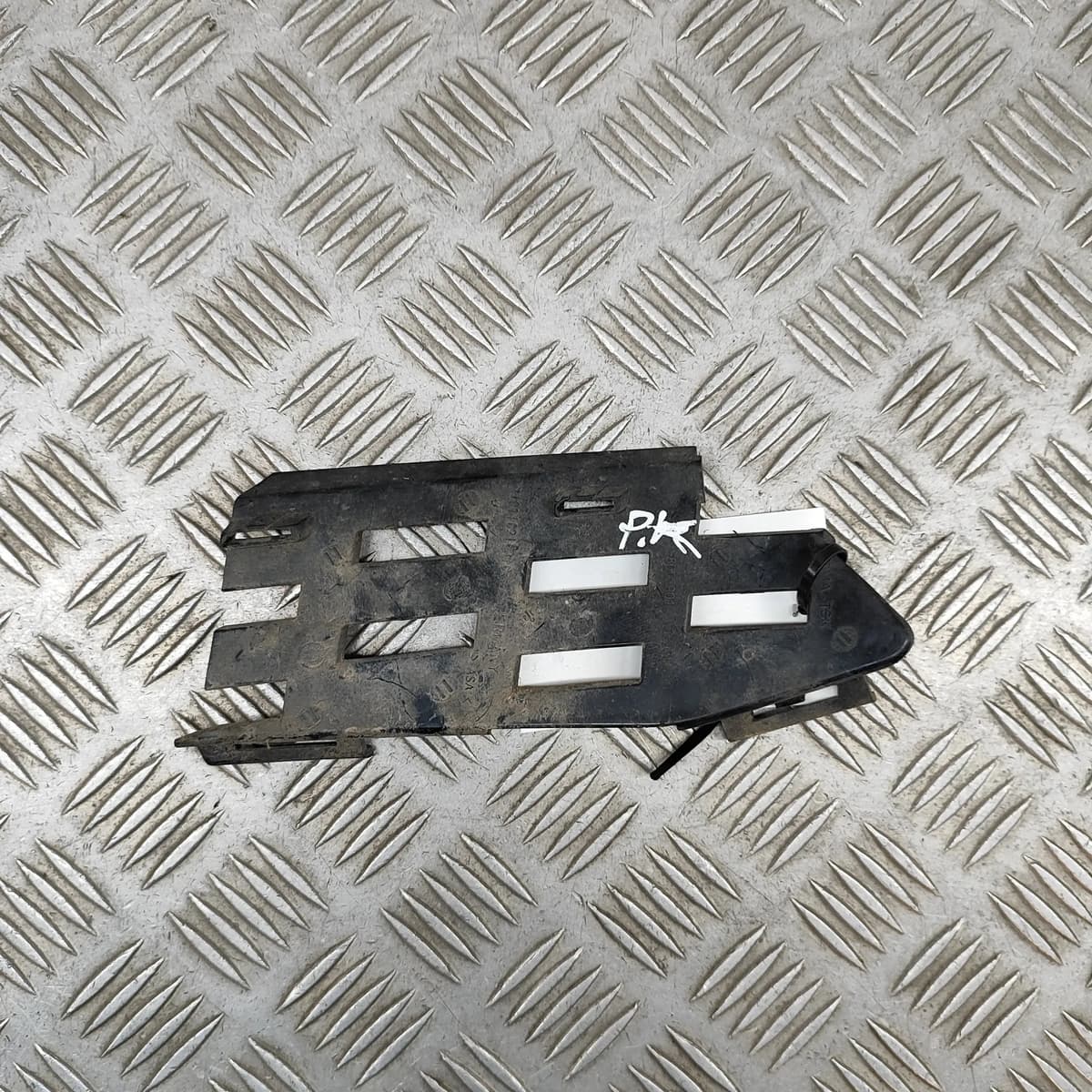 BMW 2 Active Tourer F45 Front Left Lower Grill Trim 8073901 2019 27035014