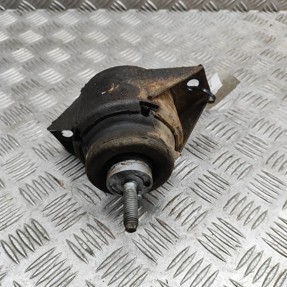 LR DEFENDER L315 Left Side Engine Mount KKB102602 2.5D 101kw 2005 27801087