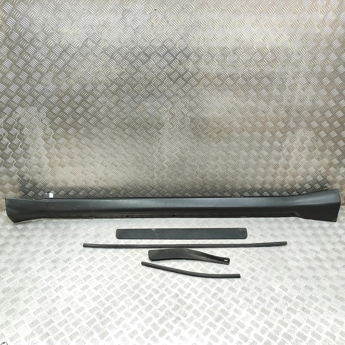 CHEVROLET TRAILBLAZER KC Left Side Plastic Sideskirt Cover 614704195 2006