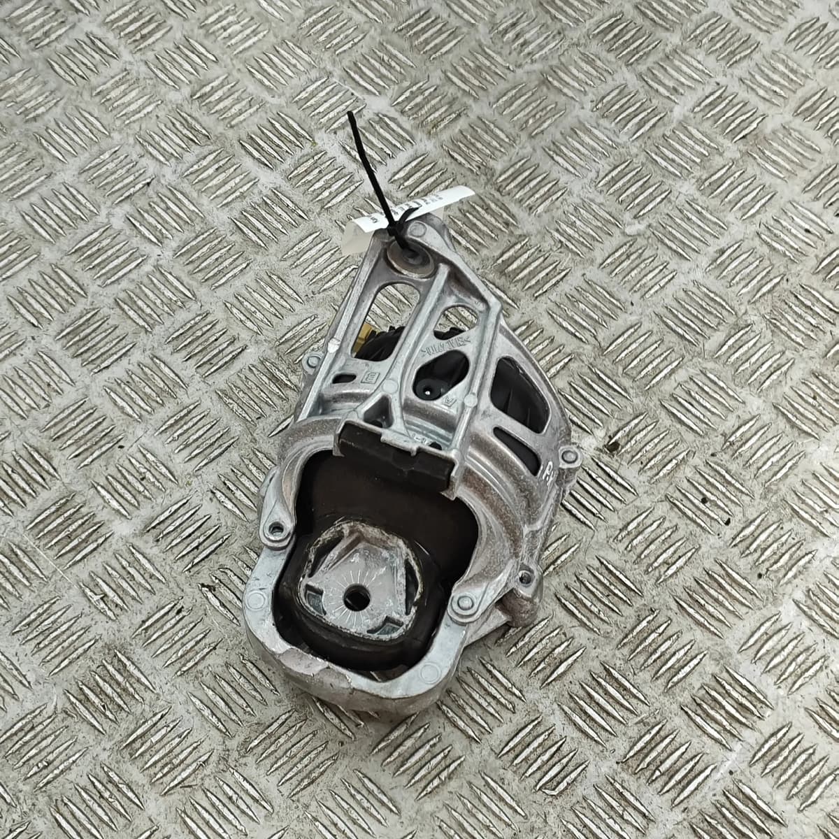 Volkswagen TOUAREG CR Left Side Engine Mount 4M0199371FF 3.0 Diesel 210kW 2023
