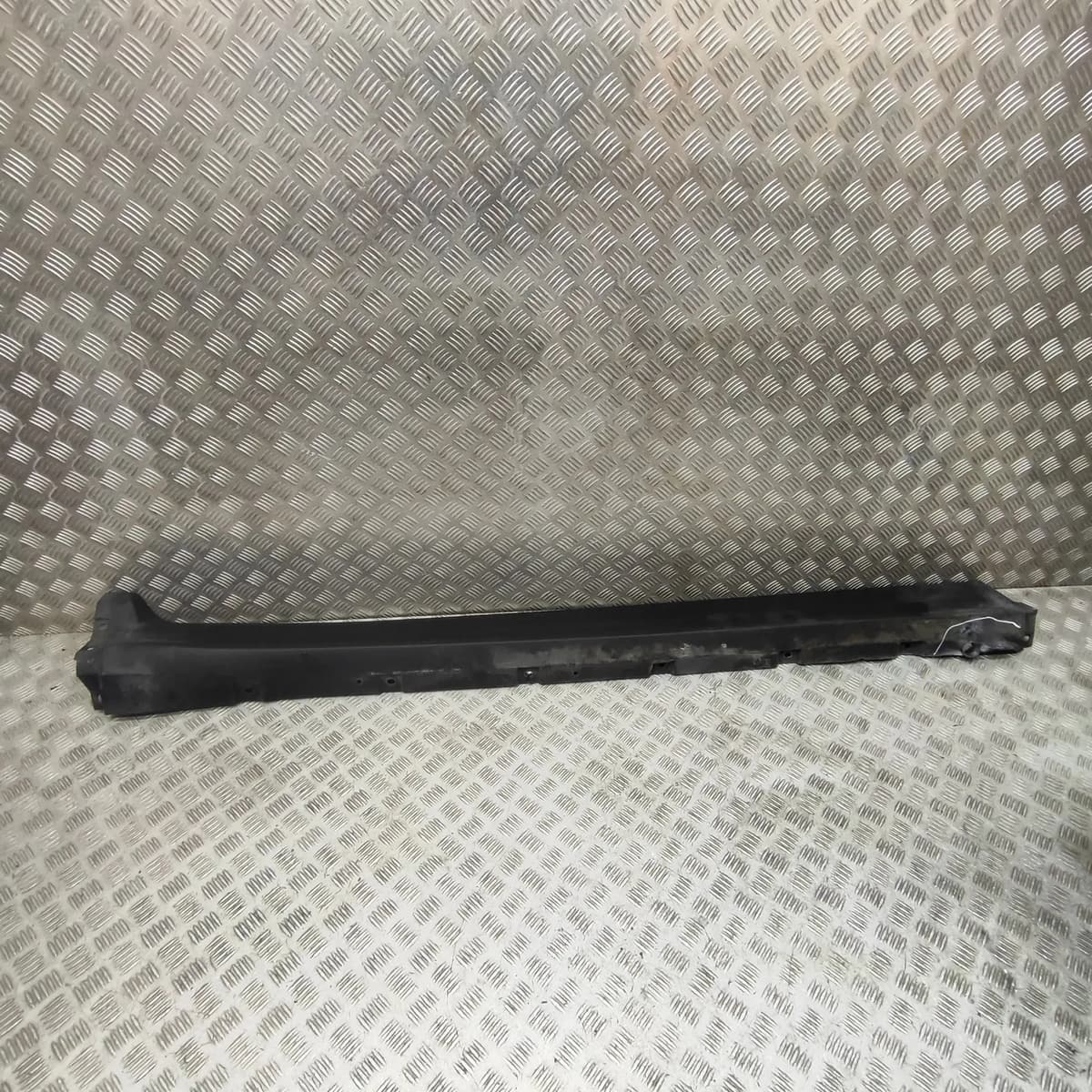 MASERATI LEVANTE SUV M161 Right Side Plastic Sideskirt Cover 670040336 2016