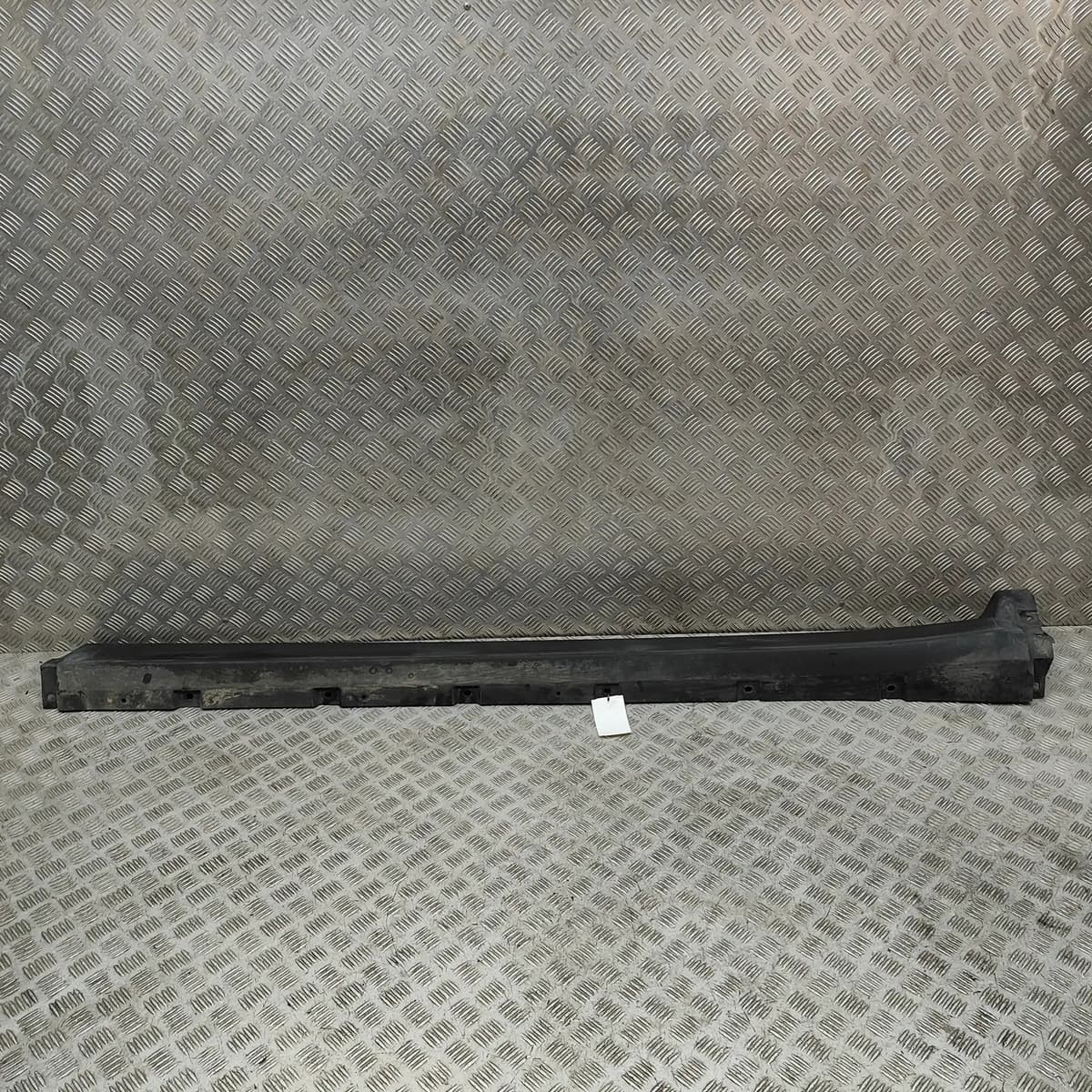 MASERATI LEVANTE SUV M161 Left Side Plastic Sideskirt Cover 670040335 2016