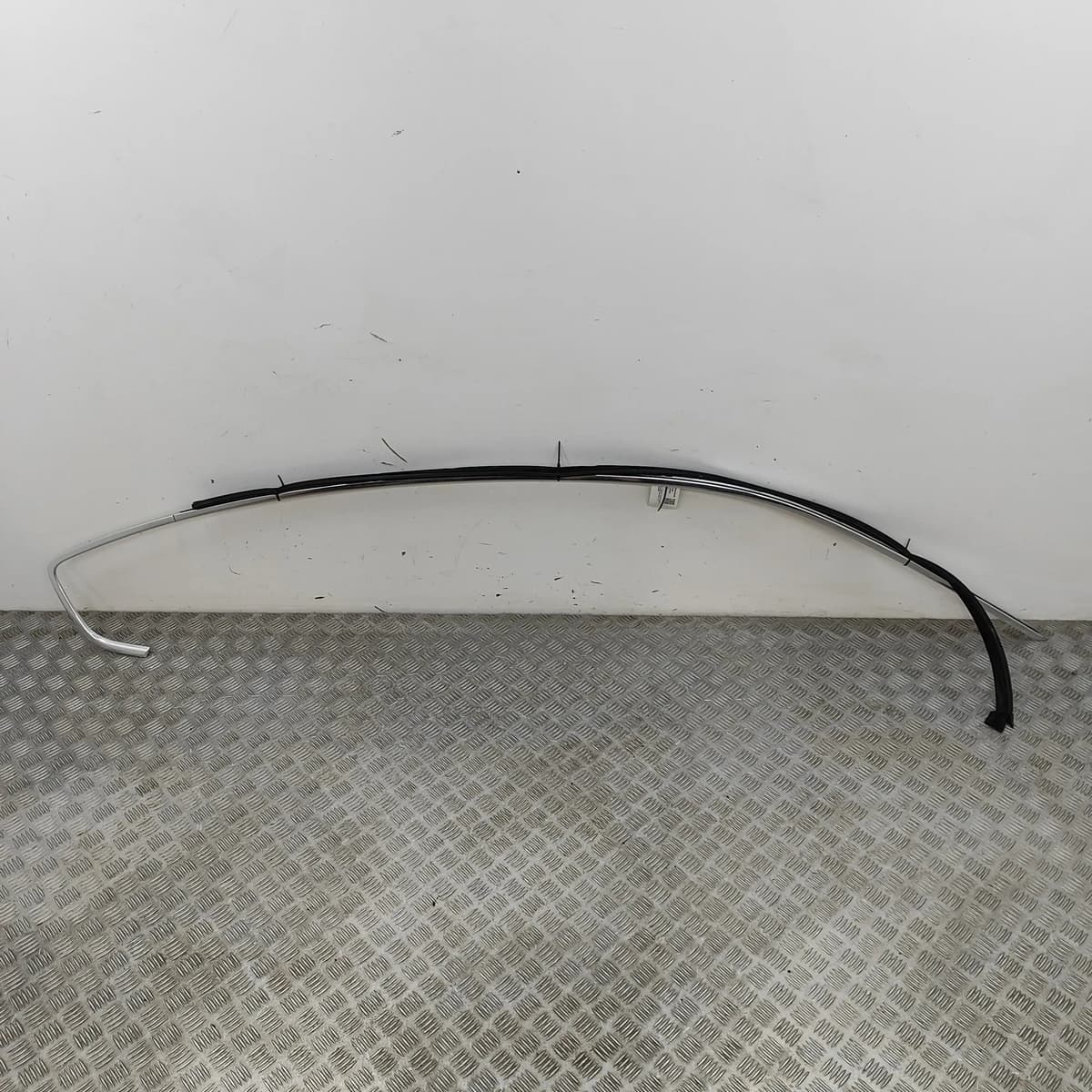 MASERATI LEVANTE SUV M161 Right Side Profile Strip Trim 670036001 30573359