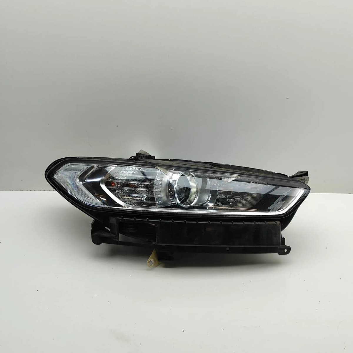 FORD MONDEO Mk5 Turnier Front Right Headlight RHD DS73-13W029-BE 2.0d 30815526
