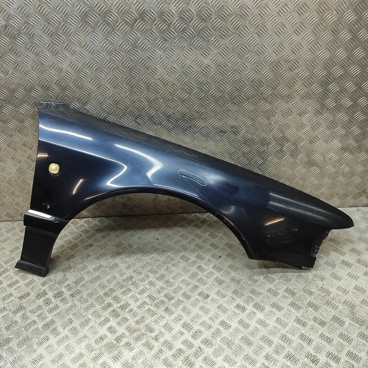 AUDI A8 D2 4D Front Right Fender 4D0810680A 1997 30823052