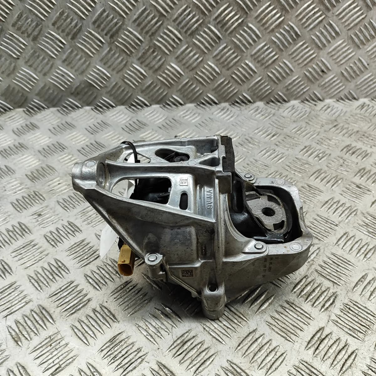 AUDI A6 C8 Avant 4K Left Side Engine Mount 4M0199371GH 2.0 Hybrid 150kW 2024