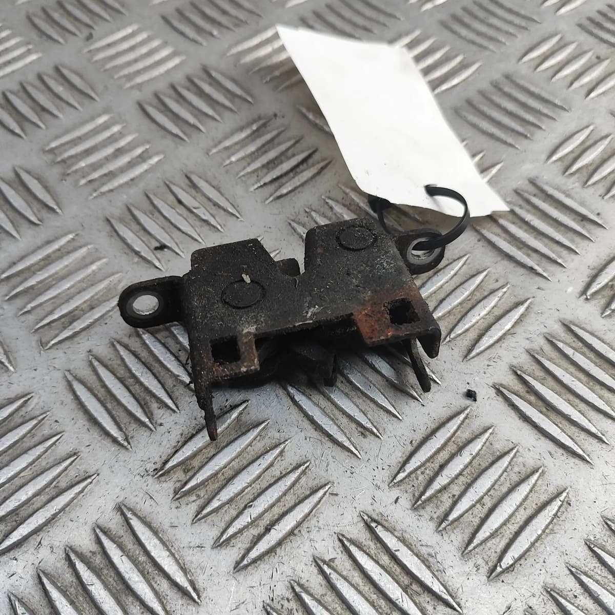 ASTON MARTIN VANTAGE Coupe V8 Bonnet Lock 4G43‑64‑10063 2006 31220424