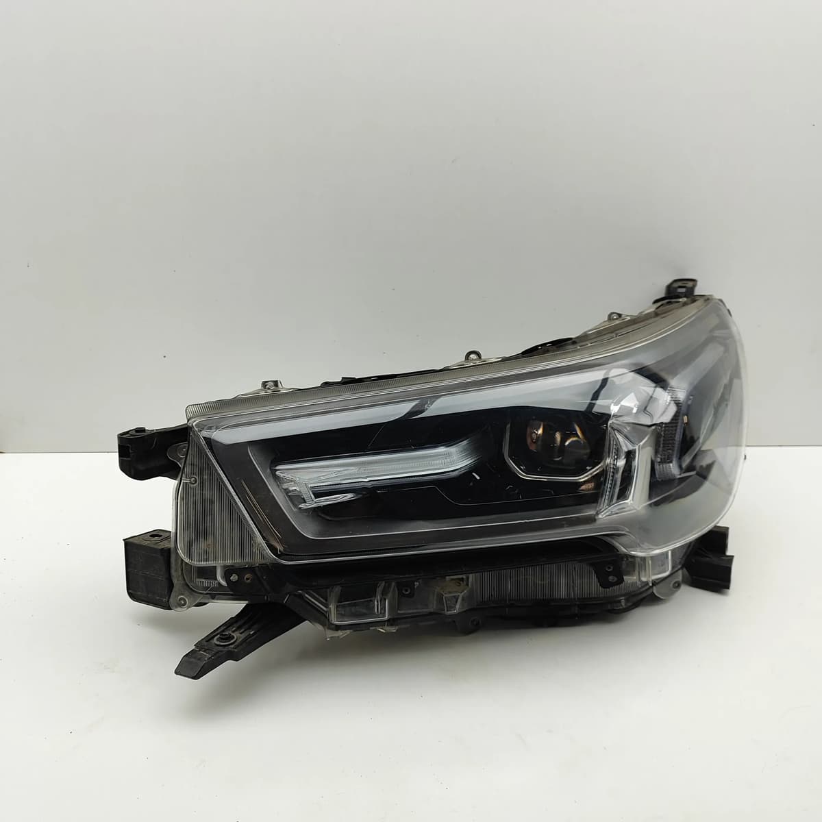 TOYOTA HILUX MK8 Pick-up N1 Front Left Headlight RHD 81150-YP450 31234789
