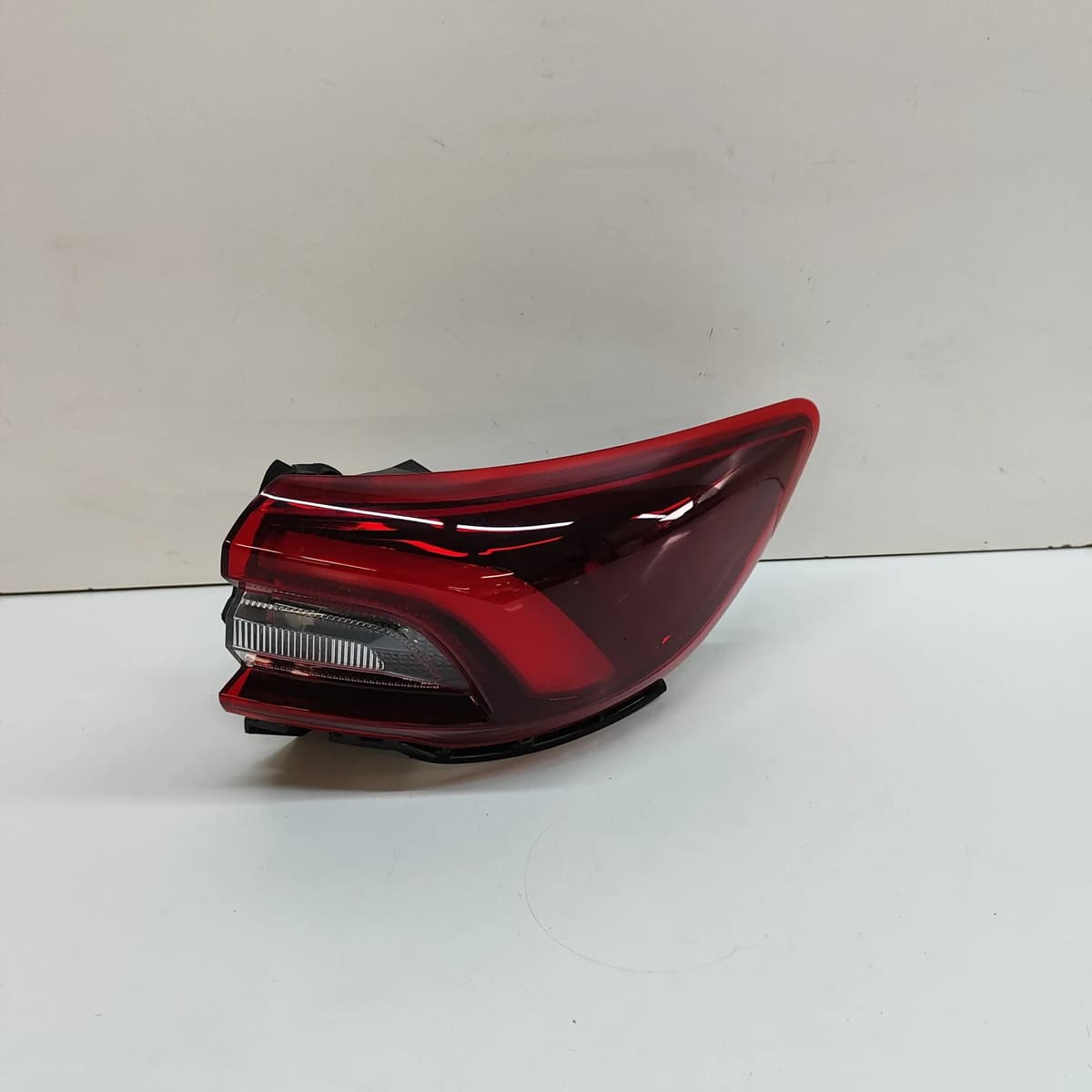 FORD KUGA MK3 DFK Rear Right Tail Light  PV4B-13404-AE 31457947
