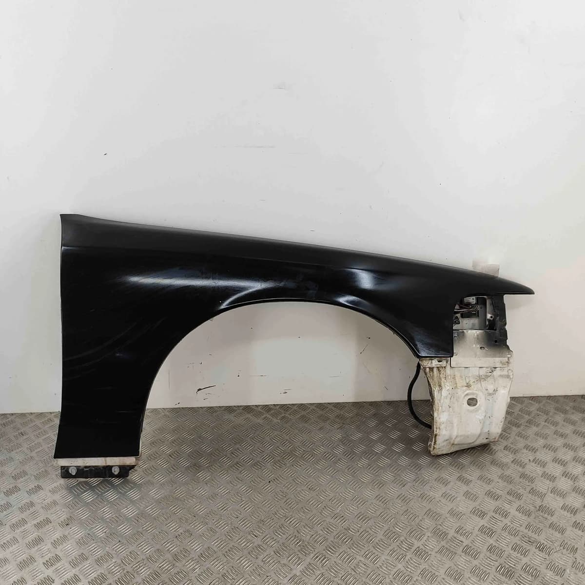 FORD CROWN VICTORIA EN114 Front Right Fender 7W7Z-16005-A 4.6 Petrol 32633653