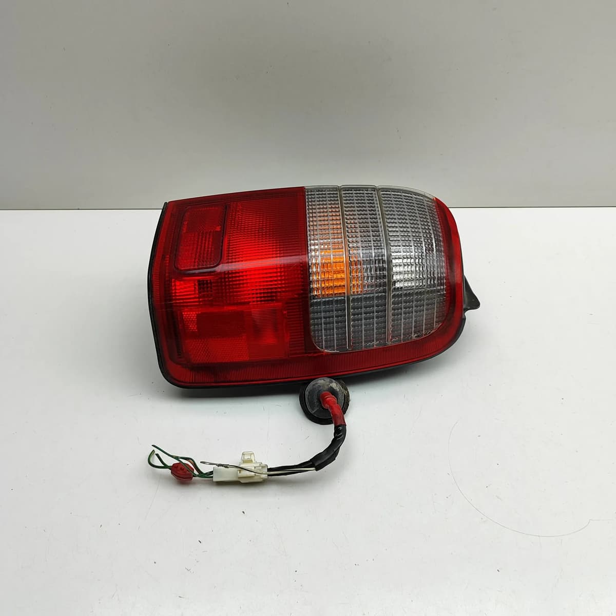 TOYOTA 4 RUNNER MK3 N180 Rear Right Tail Light 81550-35120 LHD 1995 32799620