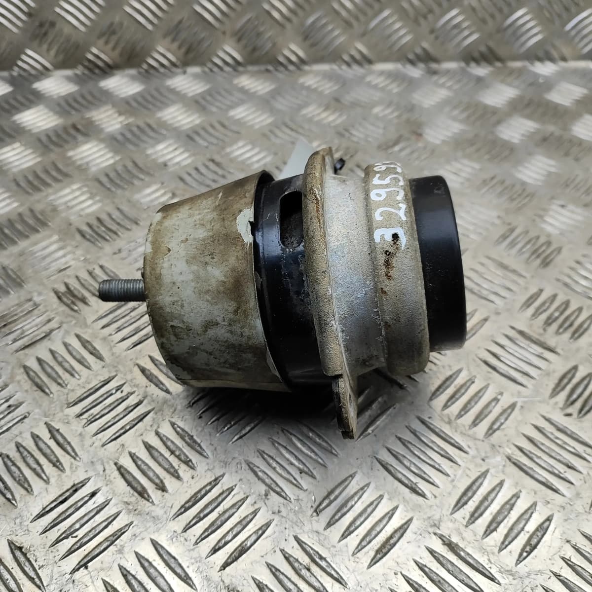 VW TOUAREG 7L Left Side Engine Mount 7L8199131A 3.0 Diesel 33046700