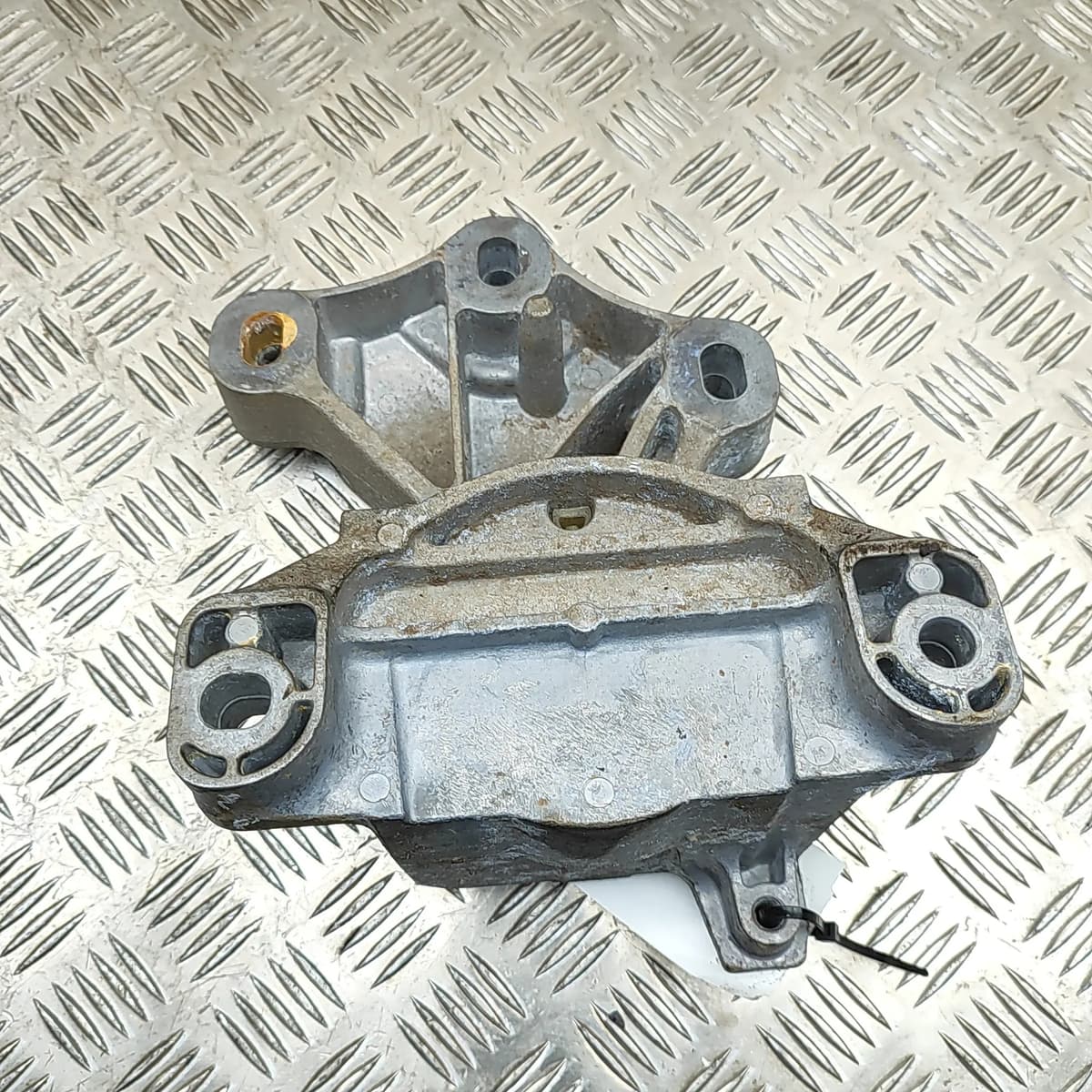 MERCEDES-BENZ SPRINTER 3,5-t Van 907, 910 Left Side Engine Mount A9102410300