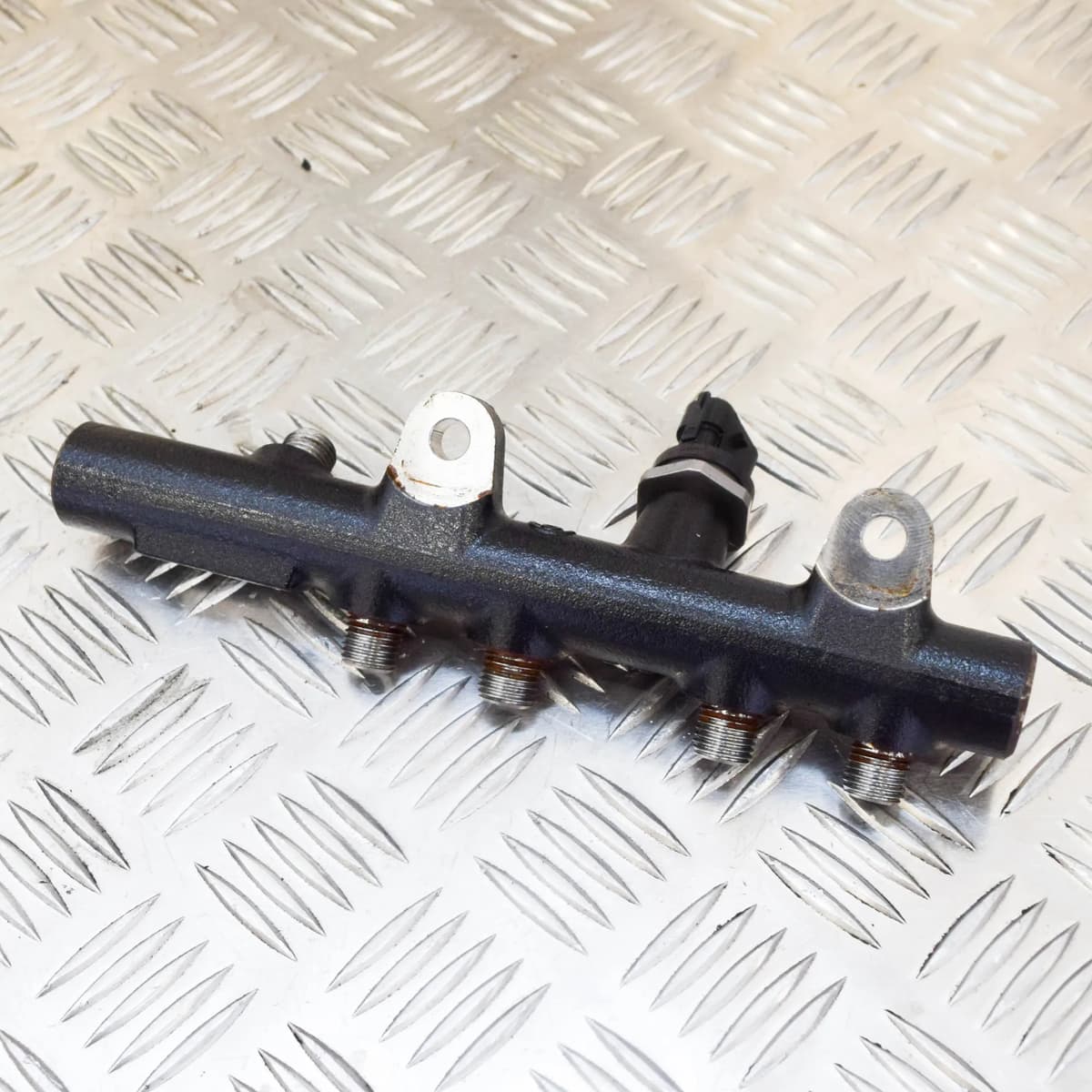 RENAULT CAPTUR 1.5dCi 66Kw Fuel Rail 175215346R H8201157327  2017
