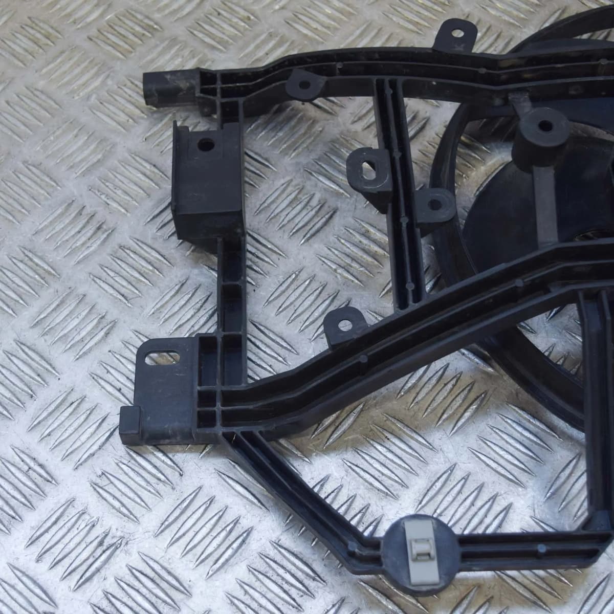 Dacia Sandero MK2 1.2 Petrol 55kw Engine Fan Diffuser 214810048R 2015