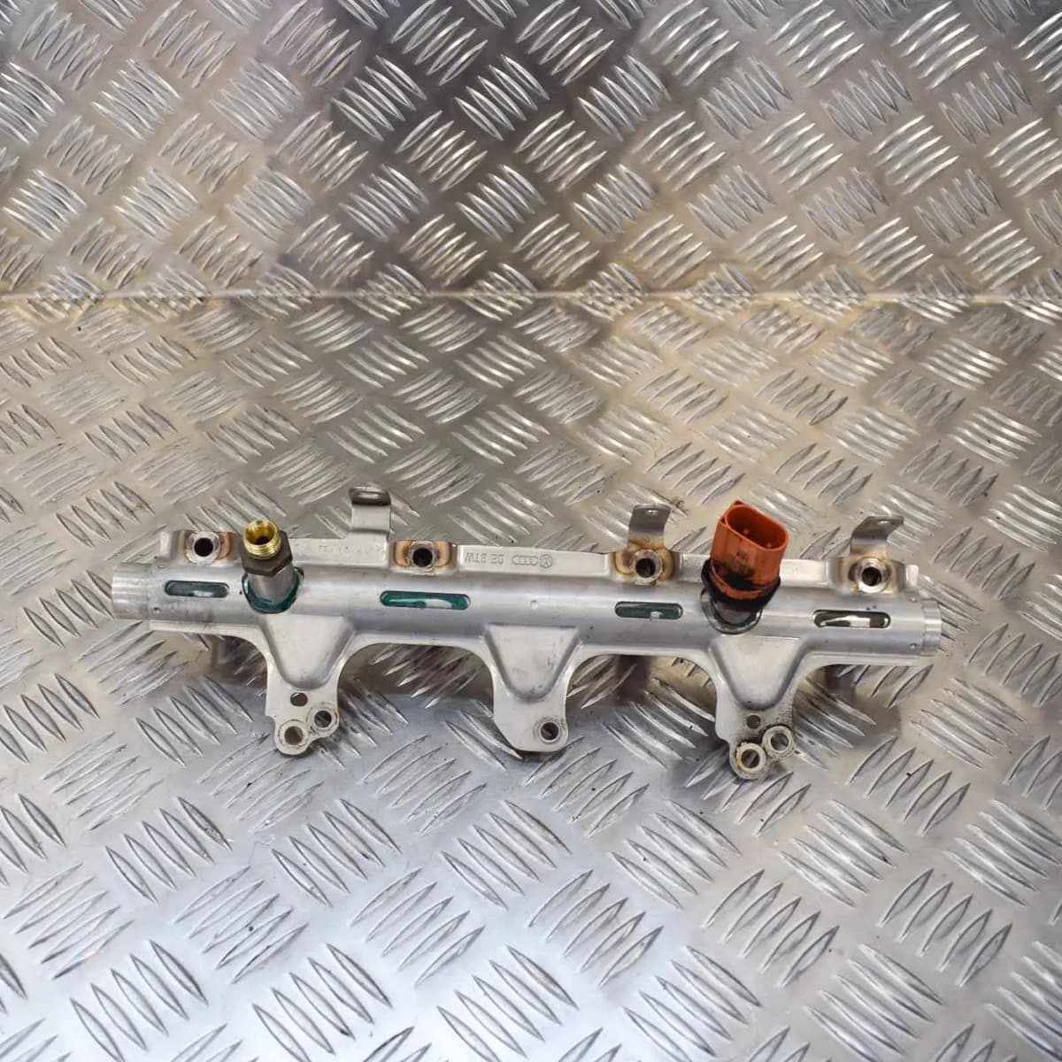 AUDI Q3 8U Fuel Rail With Sensor 06J133317M 06J906051D 2012 2.0 TFSI 125 KW