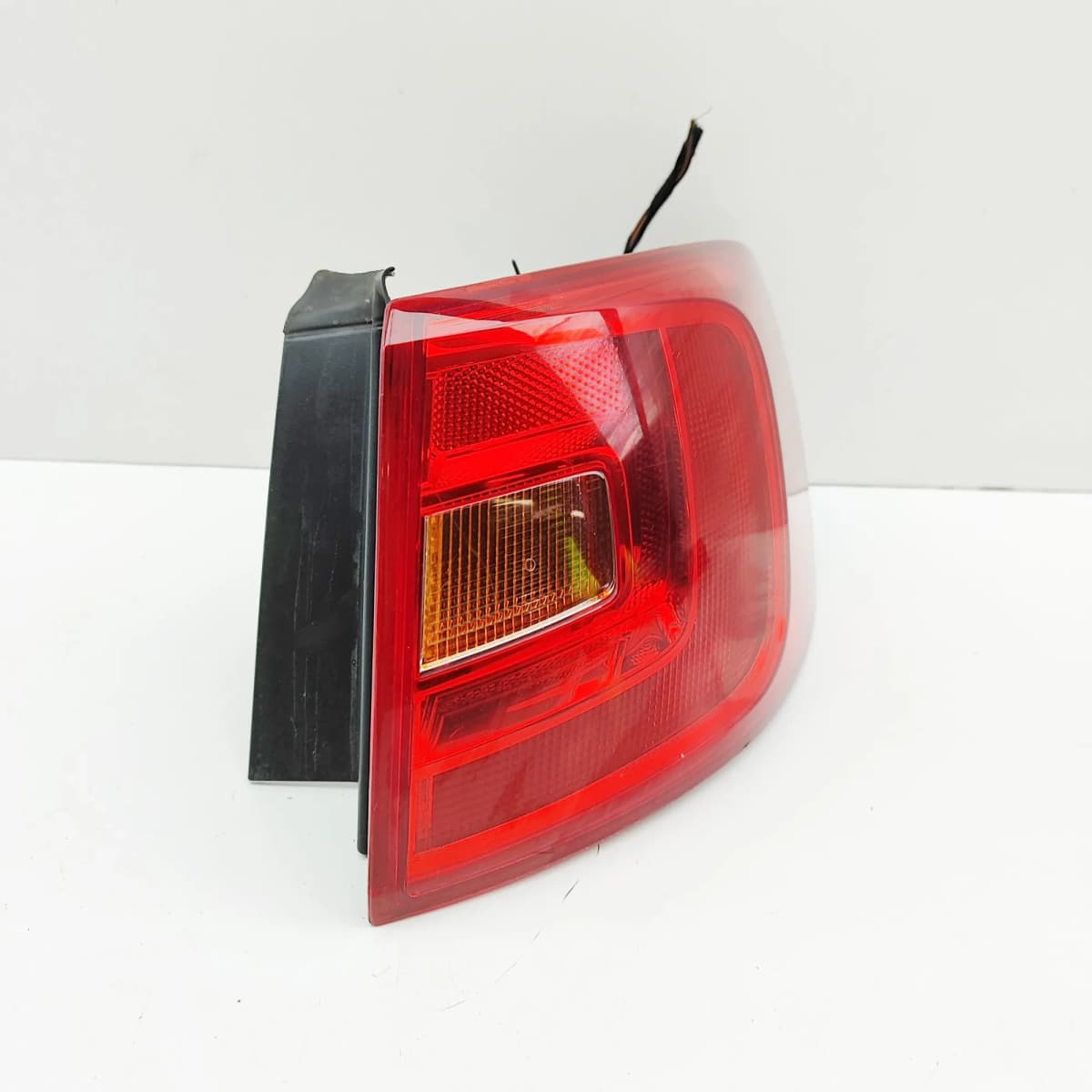 VW JETTA MK6 162, 163 Rear Right Tail Light 5C6945096E 1.6 Diesel 77kw 33079133
