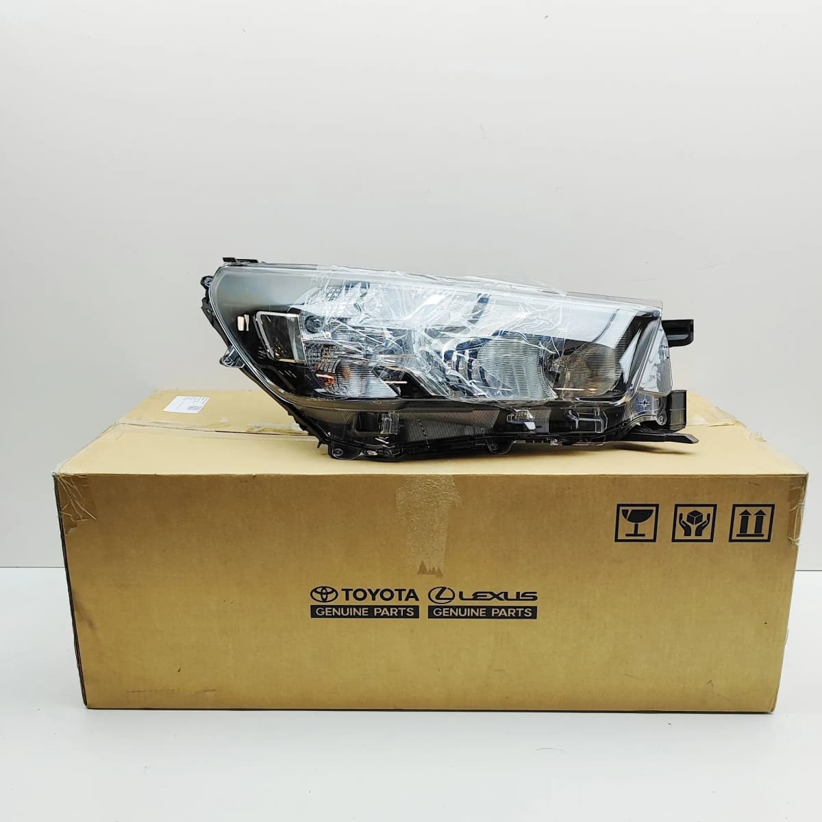 TOYOTA HILUX MK8 Pick-up N1 Front Right Headlight 81110-0KK80 2015 33137167