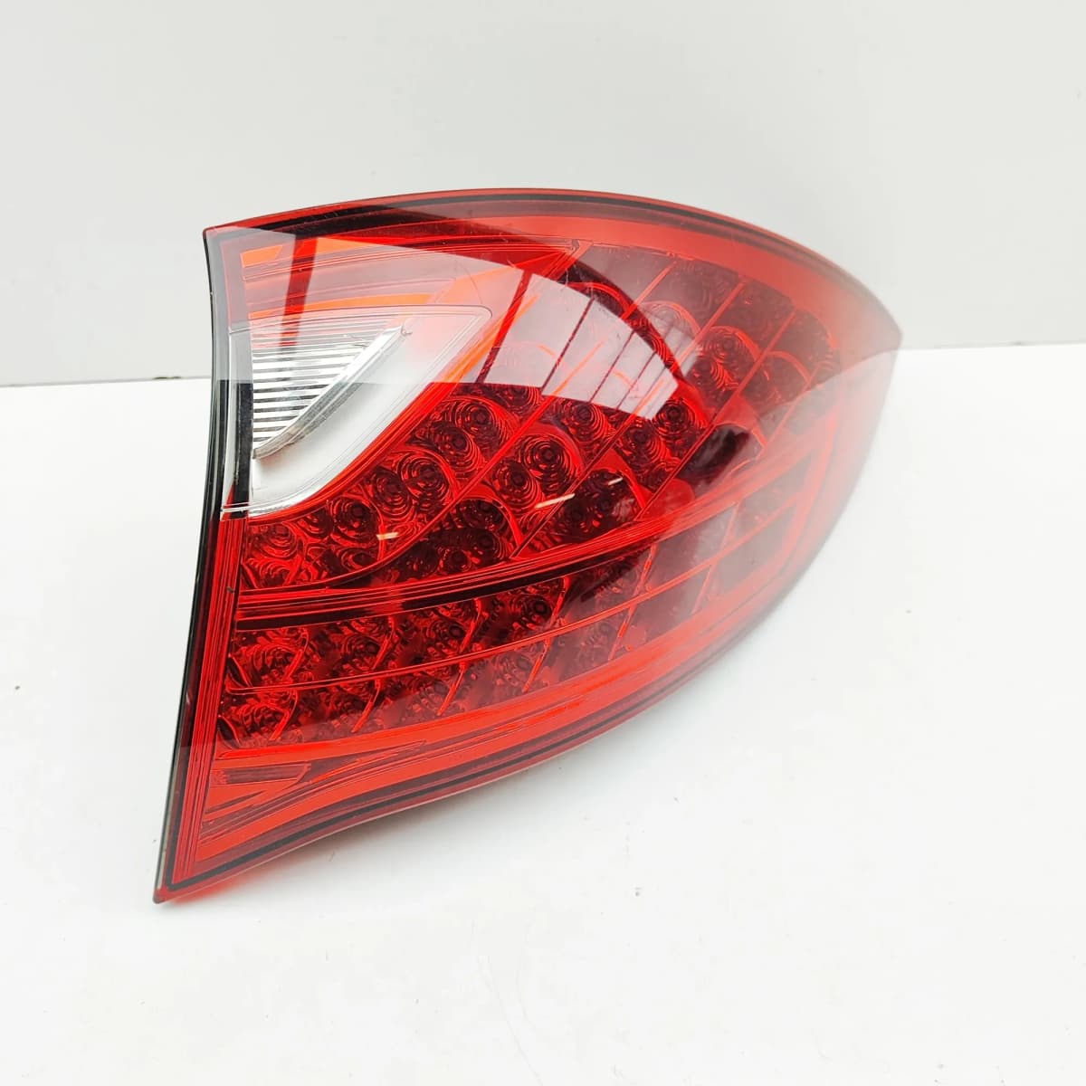 PORSCHE CAYENNE 92A Rear Right Tail Light  7P5945096AA 33178369