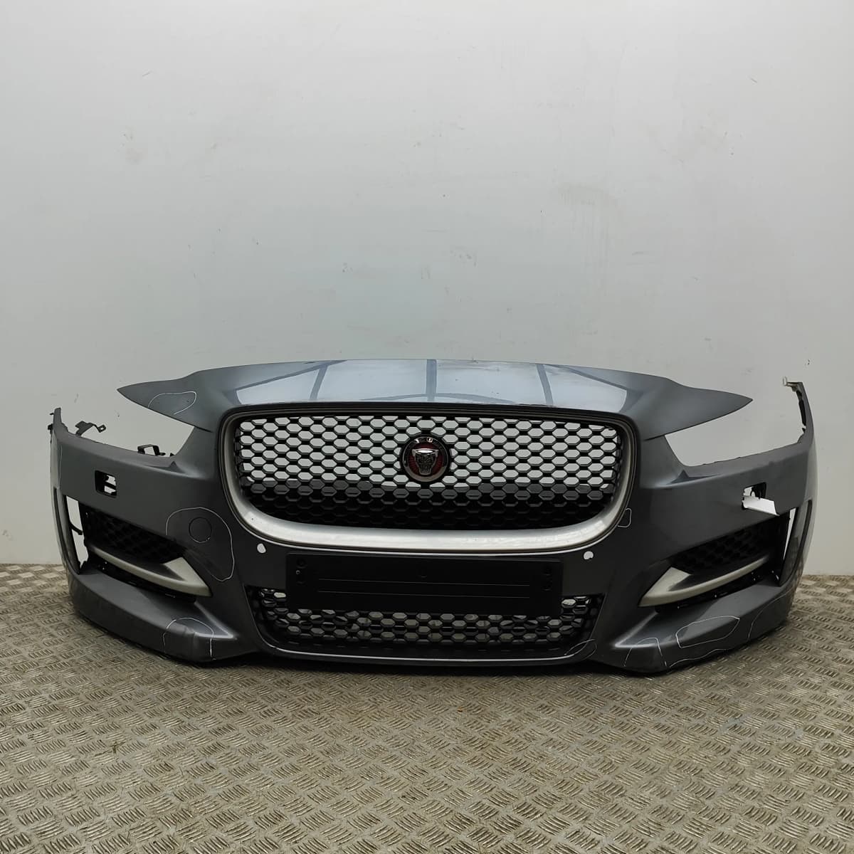 JAGUAR XE X760 Front Bumper GX7M17B971KA8LML 2.0 Diesel 132kw 2016 33444432