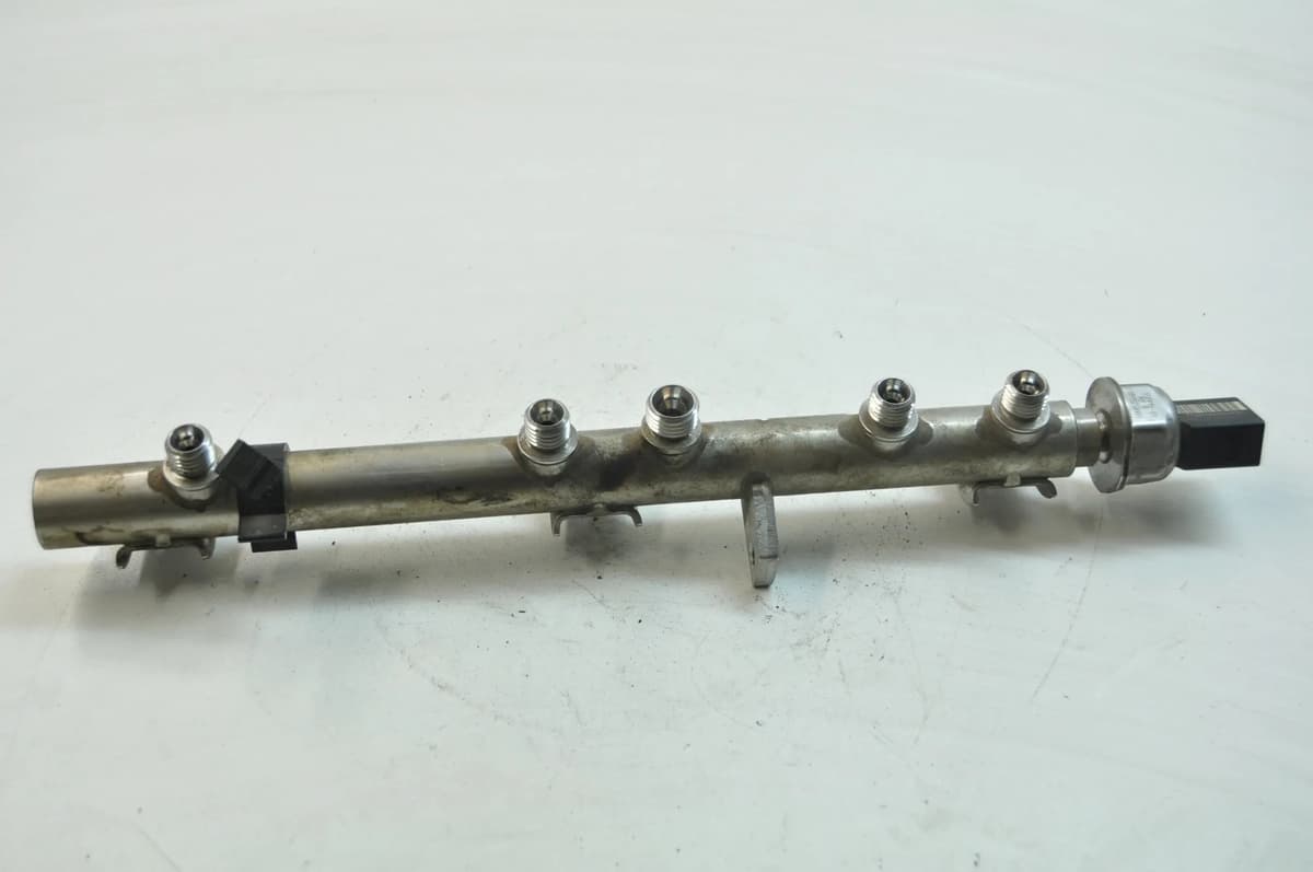 BMW 3 E90 320i 2011 Fuel Injection Rail 7562474 7537319 11130562