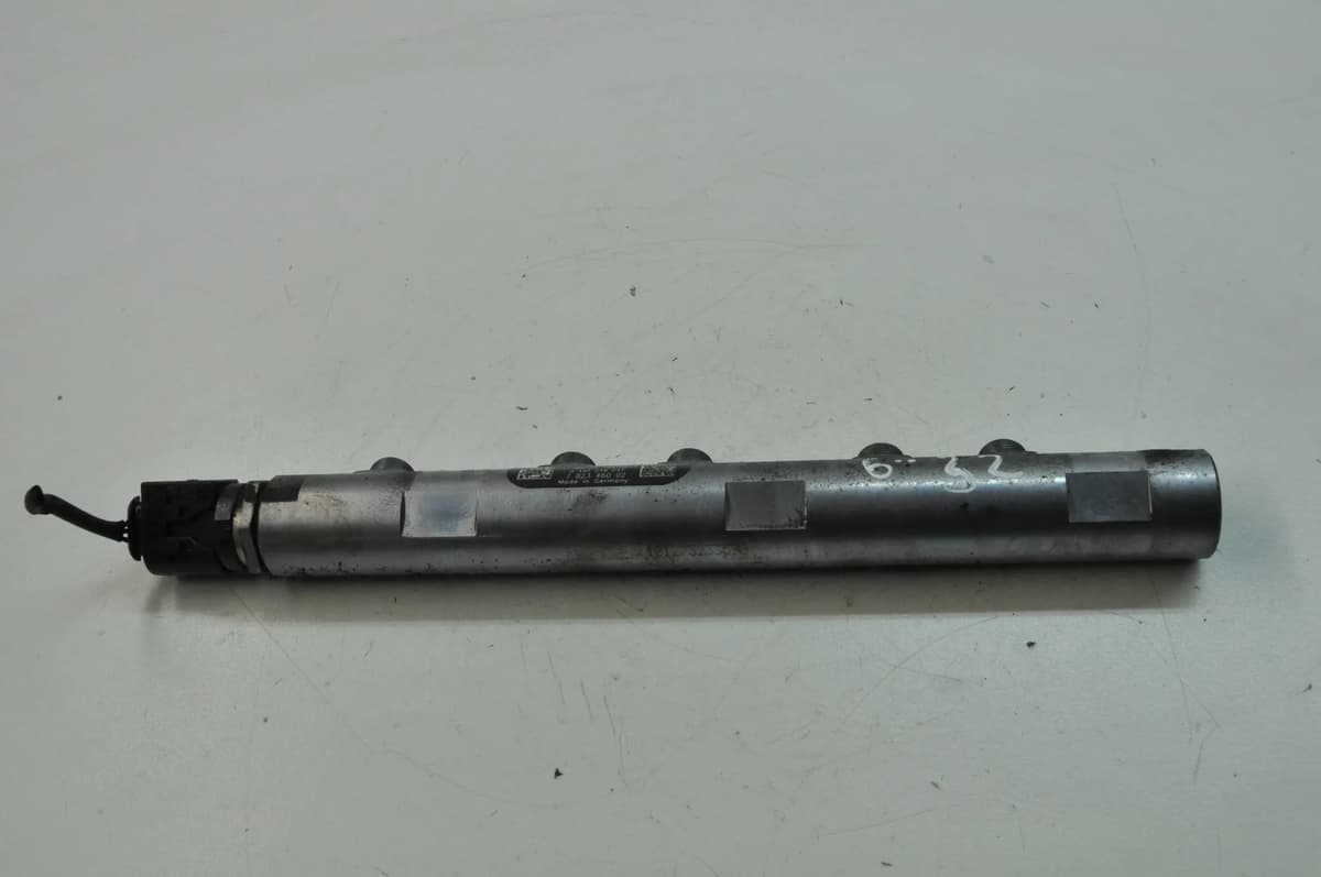 MINI R56 Cooper D 2011 RHD Fuel Injection Rail 7823460 11574358