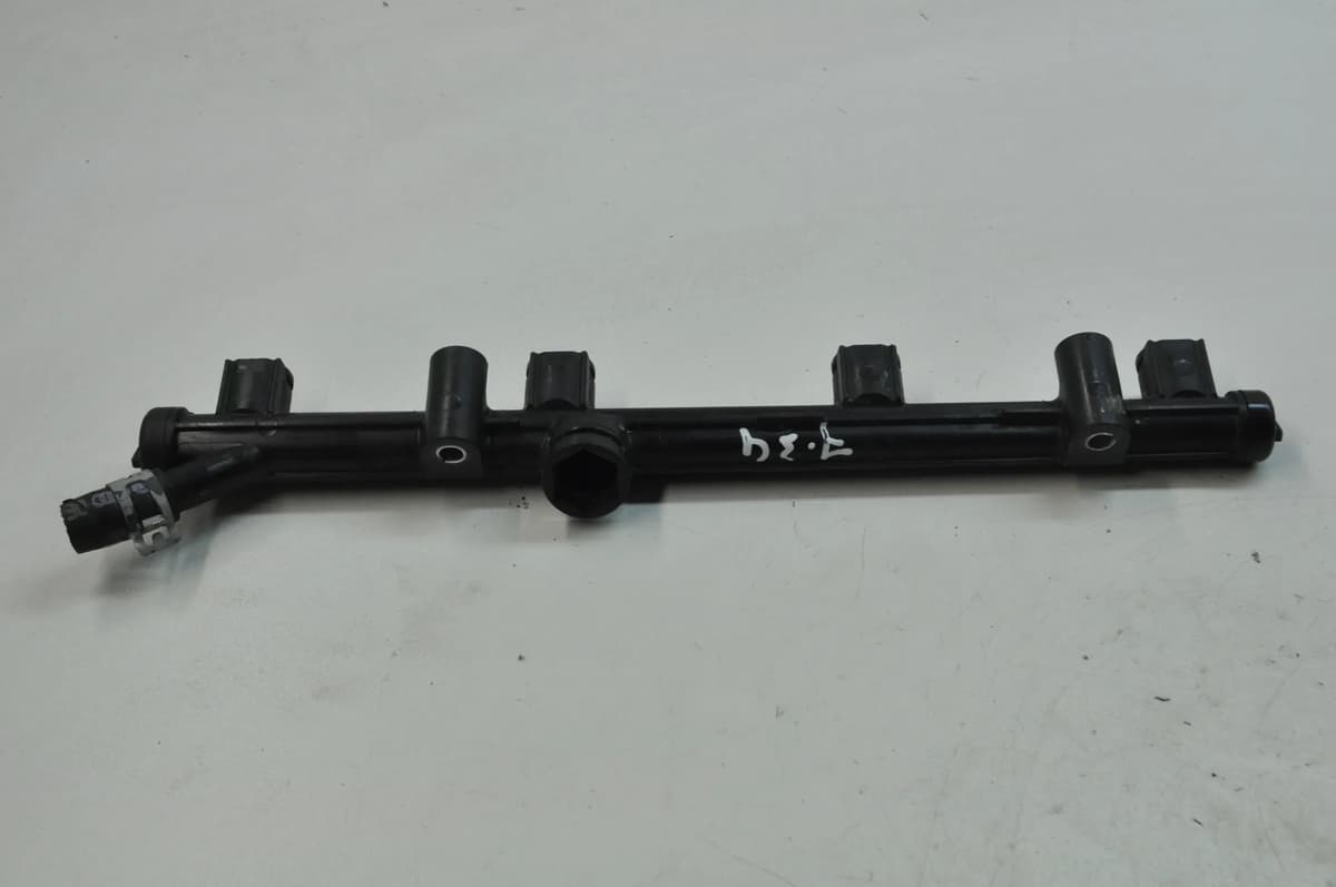 VW GOLF MK7 5G 2.0 GTI 2014 Fuel Injection Rail 06K133681A 11761378