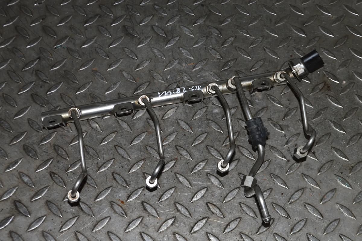 BMW X5M E70 2010 Fuel Injection Rail 7537319 7547600 12216472