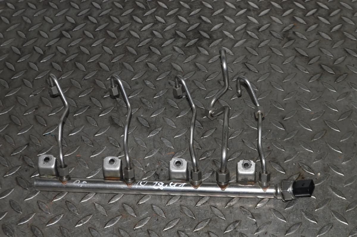 BMW X5M E70 2010 Fuel Injection Rail 7537319 12216474