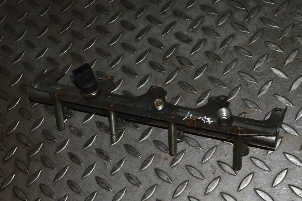 Audi TT 8J 2.0 TFSI 2010 Fuel Injection Rail 06F133317 06D906051A 14384466