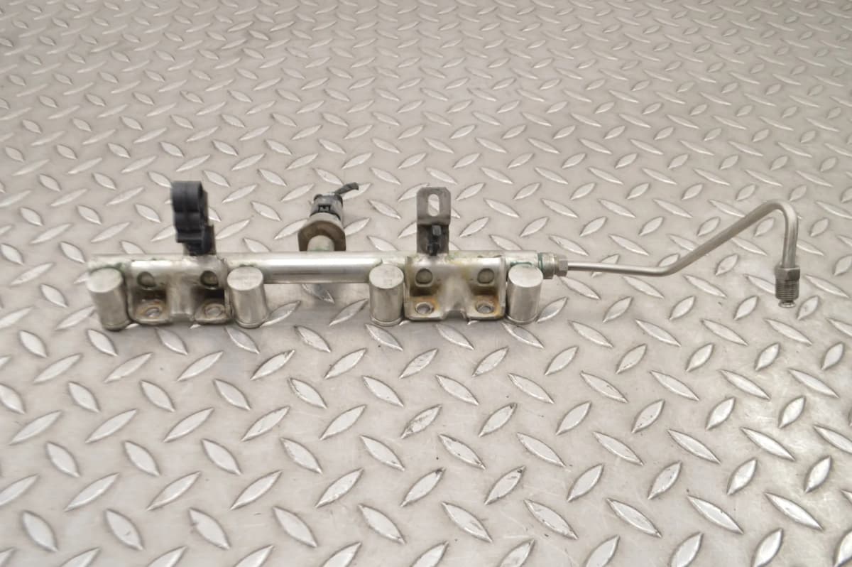 MINI R56 Cooper S 2010 RHD Fuel Injection Rail V7540439 V7568051 14952459
