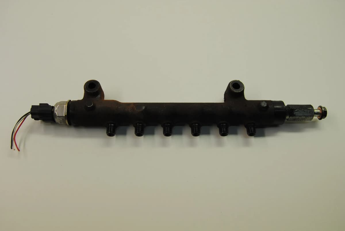 MITSUBISHI OUTLANDER 2.0 DI-D 2014 RHD Fuel Injection Rail 01R04462 1649883
