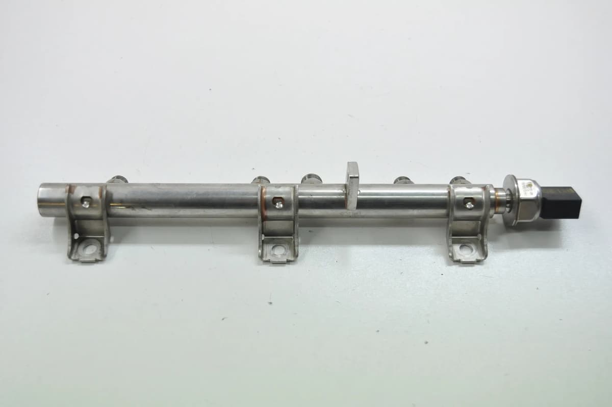 BMW 3 E90 320i 2008 RHD Fuel Injection Rail 7537319 1868943