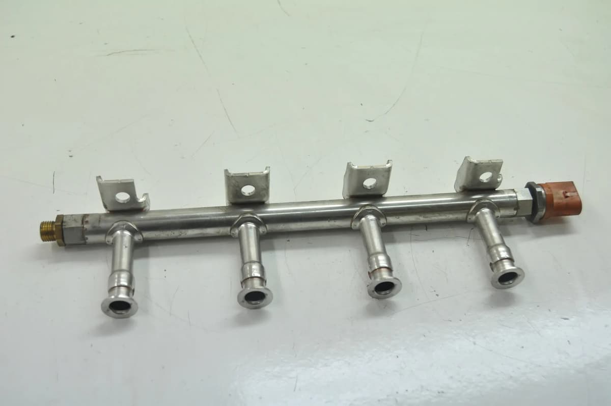 VW POLO 6R, 6C 2014 Fuel Rail 03F133320C