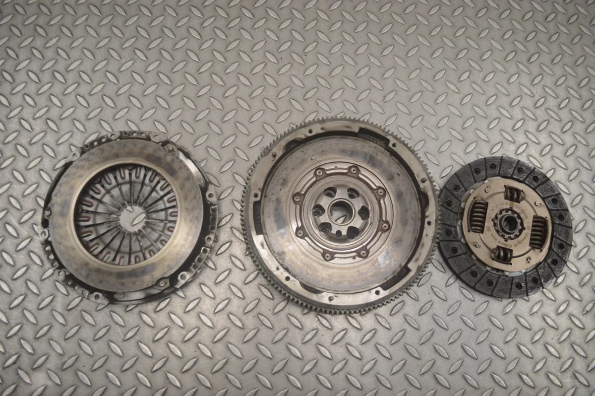 VW Golf Clutch With Flywheel 04E141031M mk8 1.5 TSI 2022 RHD 25294745