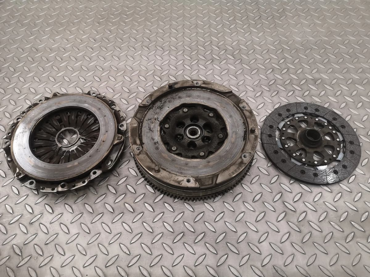 BMW F22 Clutch Kit Flywheel 7614325 220i 2014 RHD 25390543