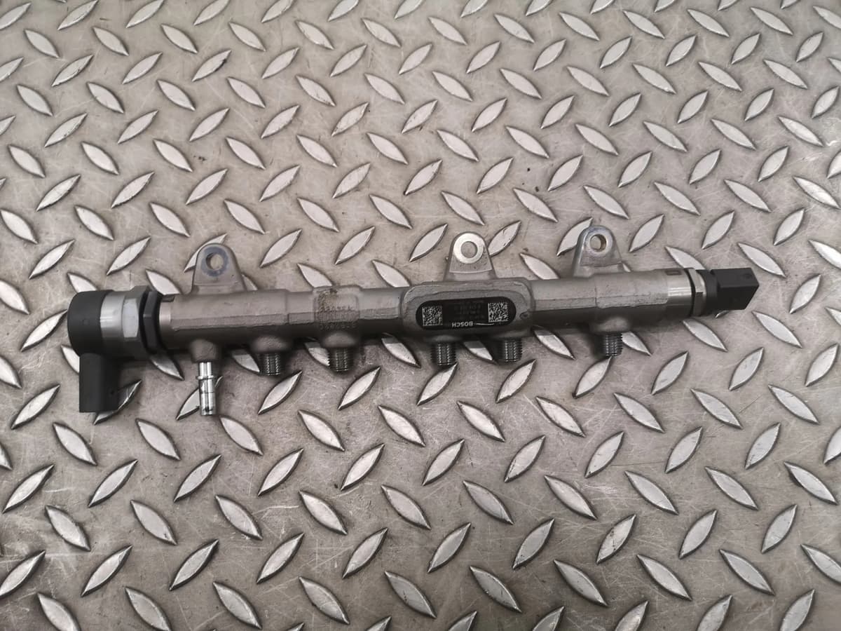 BMW F36 Fuel Injection Rail 8514154 420d 2016 RHD 25684687
