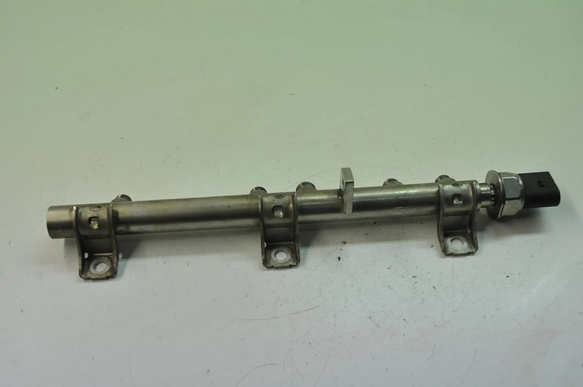 BMW 3 E90 2008 Fuel Rail 7562474