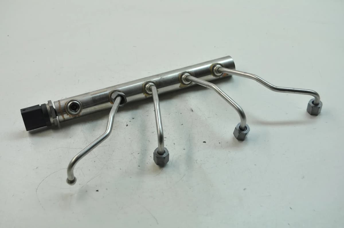 BMW Z4 Roadster E89 2012 Fuel Rail 7586411