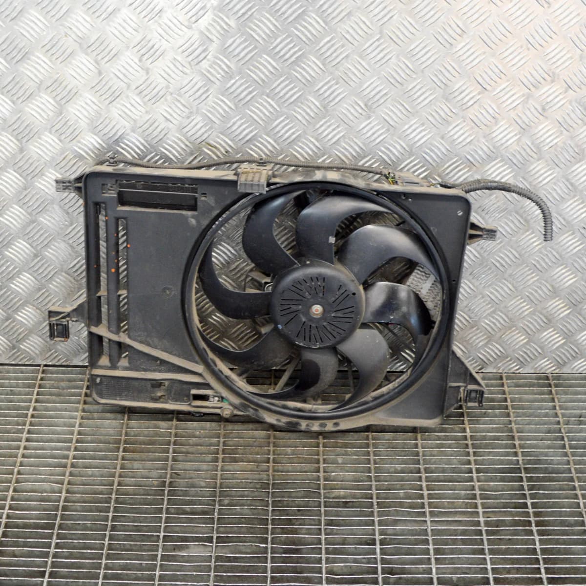 FORD FOCUS MK3 1.0 Petrol 92kw Engine Fan CV61-8C607-VA BV67-140361-AA 2012
