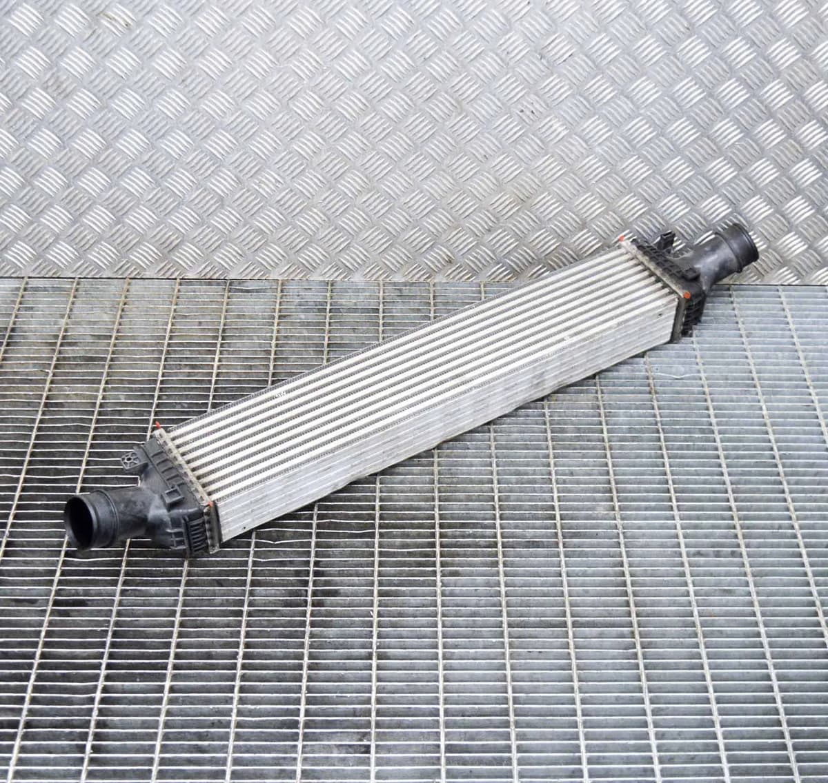 AUDI A5 8T3 Intercooler Radiator 8K0145804B 3.0 Petrol 200kw 2014