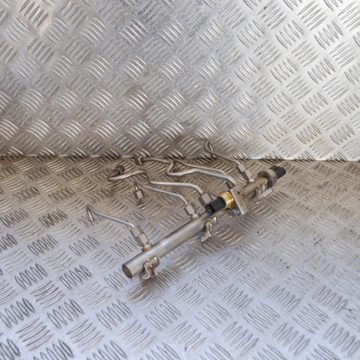 BMW 3 E90 320i Fuel Rail With Sensor 7537319 125kw 2009