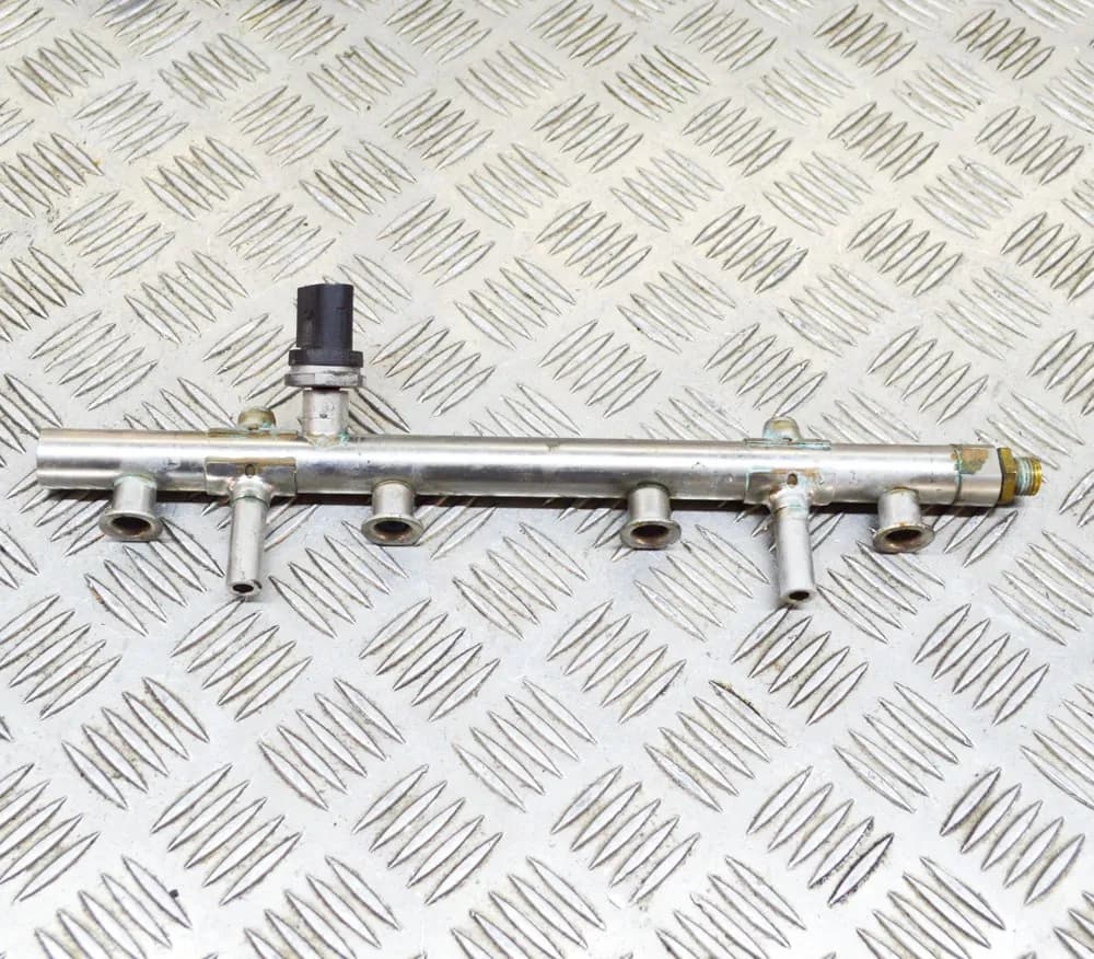 AUDI A3 8V S3 Fuel Rail W/ Sensor 06J906051F 06K133317G 2.0 Petrol 221kw 2015
