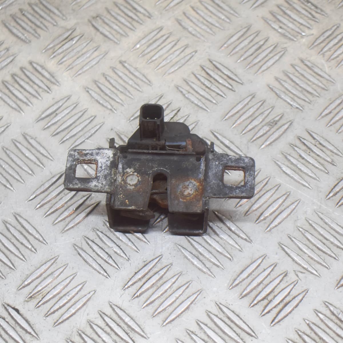 LAND ROVER DISCOVERY L319 Left Side Bonnet Hood Lock 2011