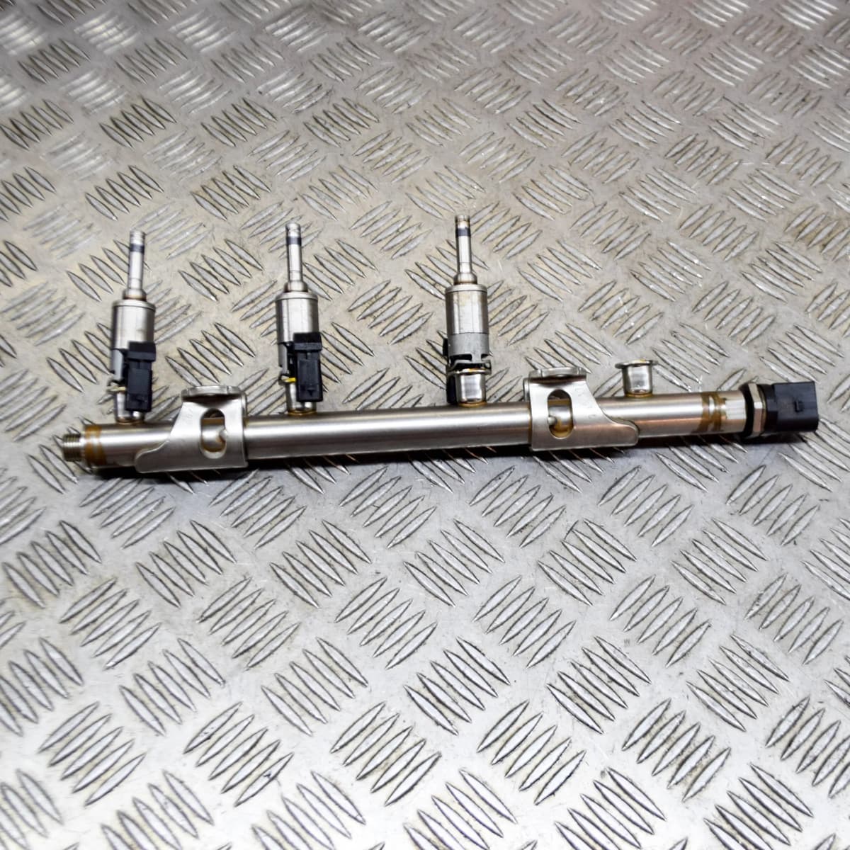 AUDI A4 B9 Fuel Rail 06J906051F 04E133320D 0261500477 1.4 Petrol 110kw 2018