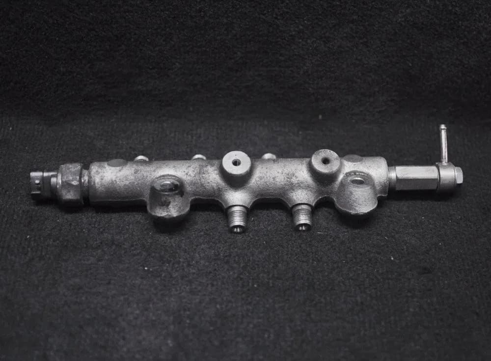 MAZDA 6 Sedan GG1 2.0 DI Fuel Rail W/ Sensor 2.0 Diesel 100kw 2005