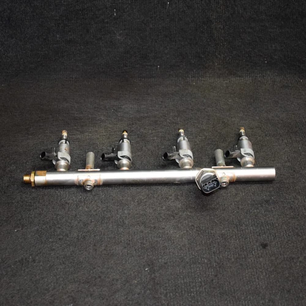 VOLKSWAGEN PASSAT B8 Fuel Rail With Injectors 06K133317H 0261500149 110kw 2014